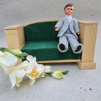 naturtræ-sofa-grøn-polstring-gammel-dukkehussofa-indretning